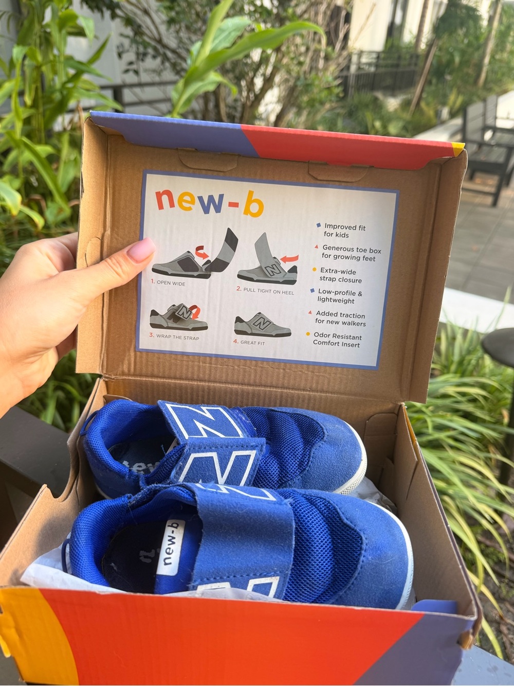 New balance boys girls 9 us size Kids' Blue Velcro Sneakers su lightweight